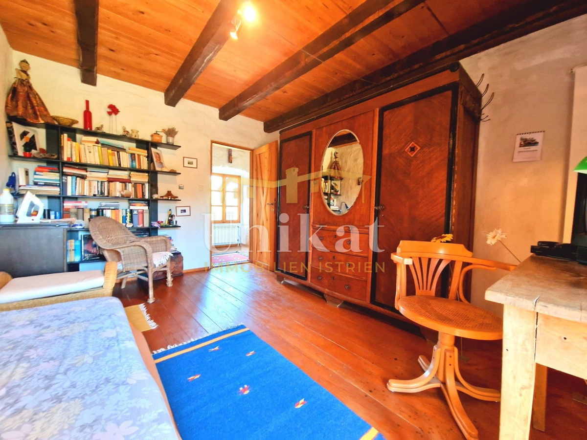 Autentica proprietà con casa in pietra e ampio terreno